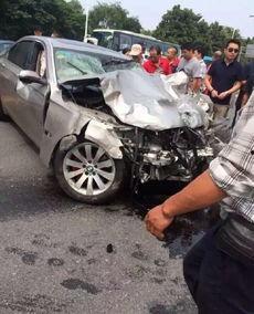 南京宝马撞马自达视频,事故现场视频曝光